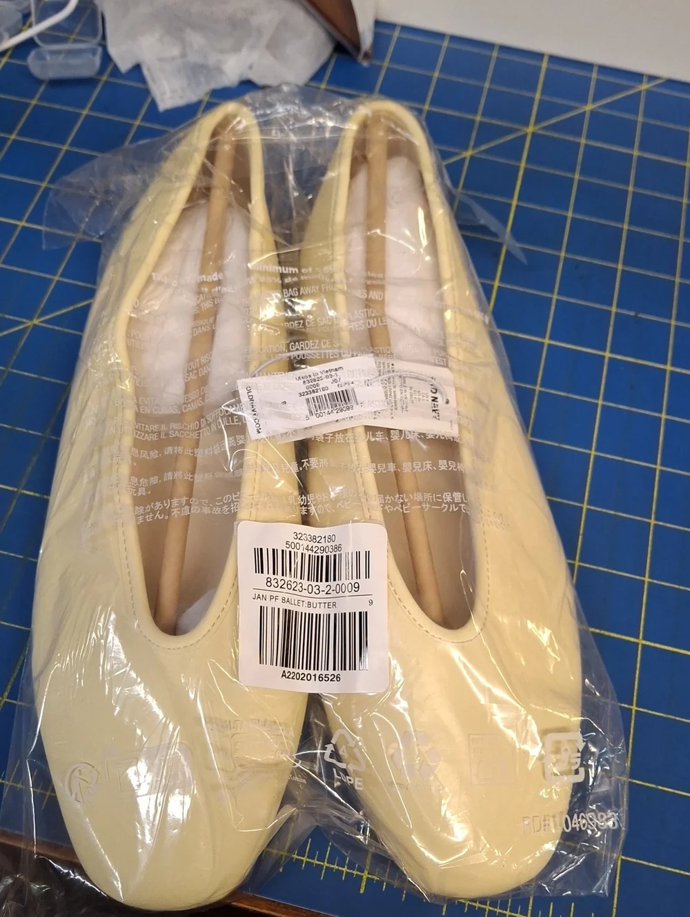 Old Navy Butter Ballet V-Cut Flats Slip On Textured Outside 1/4